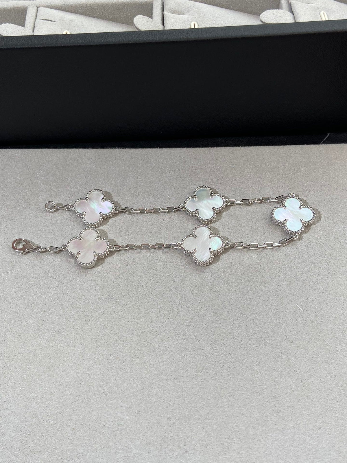 [Spark]CLOVER WHITE PEARL MOP 5 MOTIF BRACELET COLLECTION