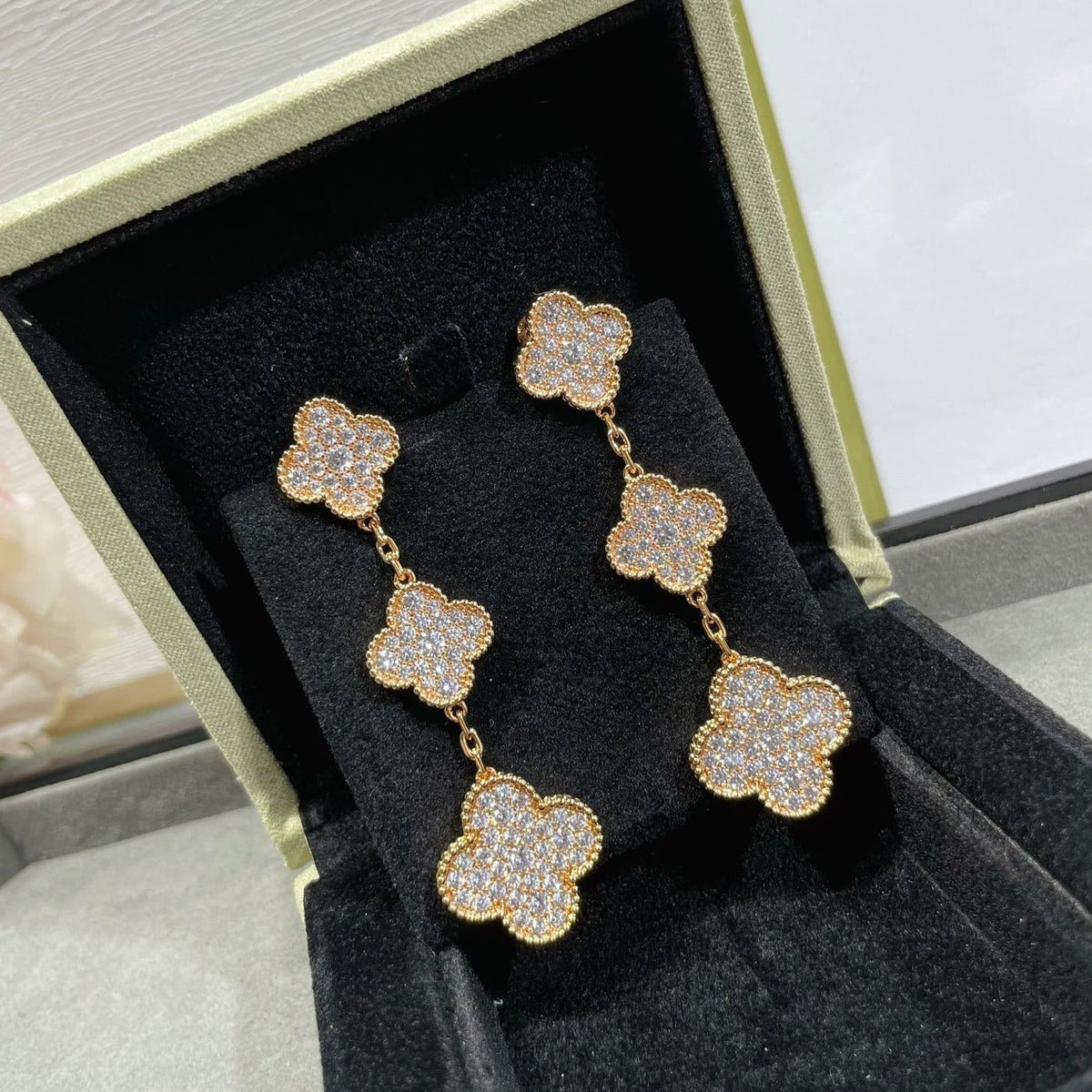 [Spark]CLOVER 3 MOTIFS DIAMOND PAVED Spark GOLD EARRINGS